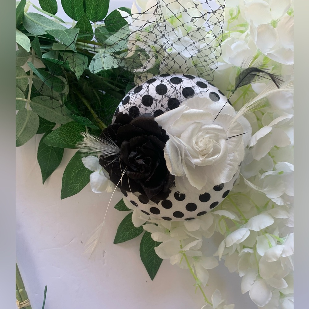 ⭐️ Fascinator - BRITISH Polka dot with Black and White Flowers EUC - Picture 15 of 16